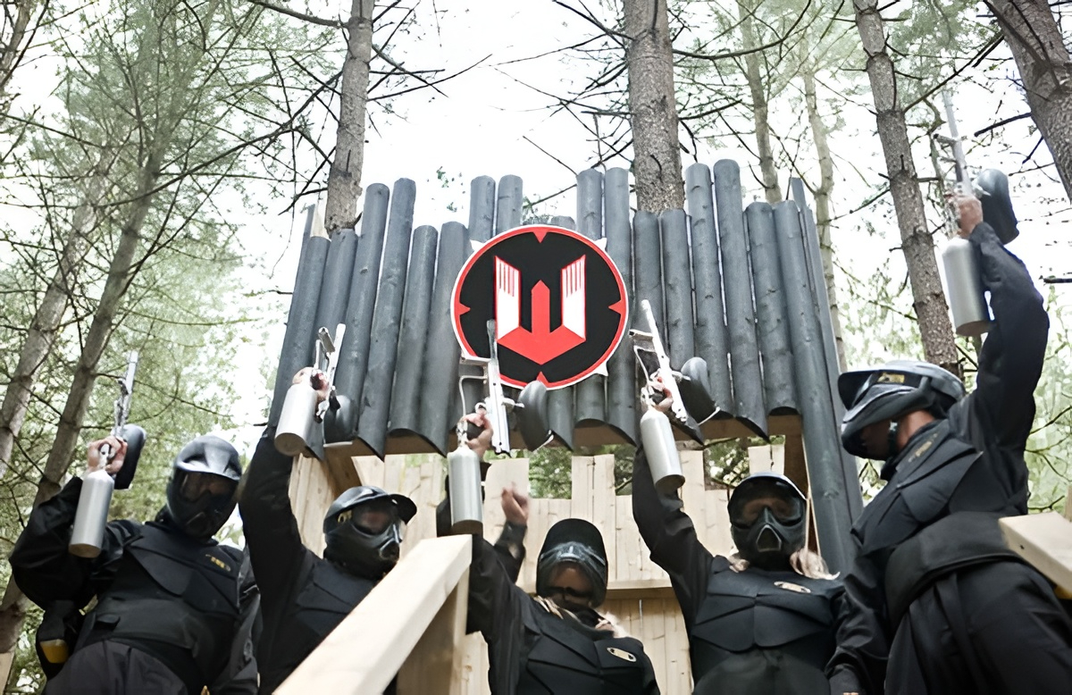 players-raise-paintball-guns-castle-wallenberg